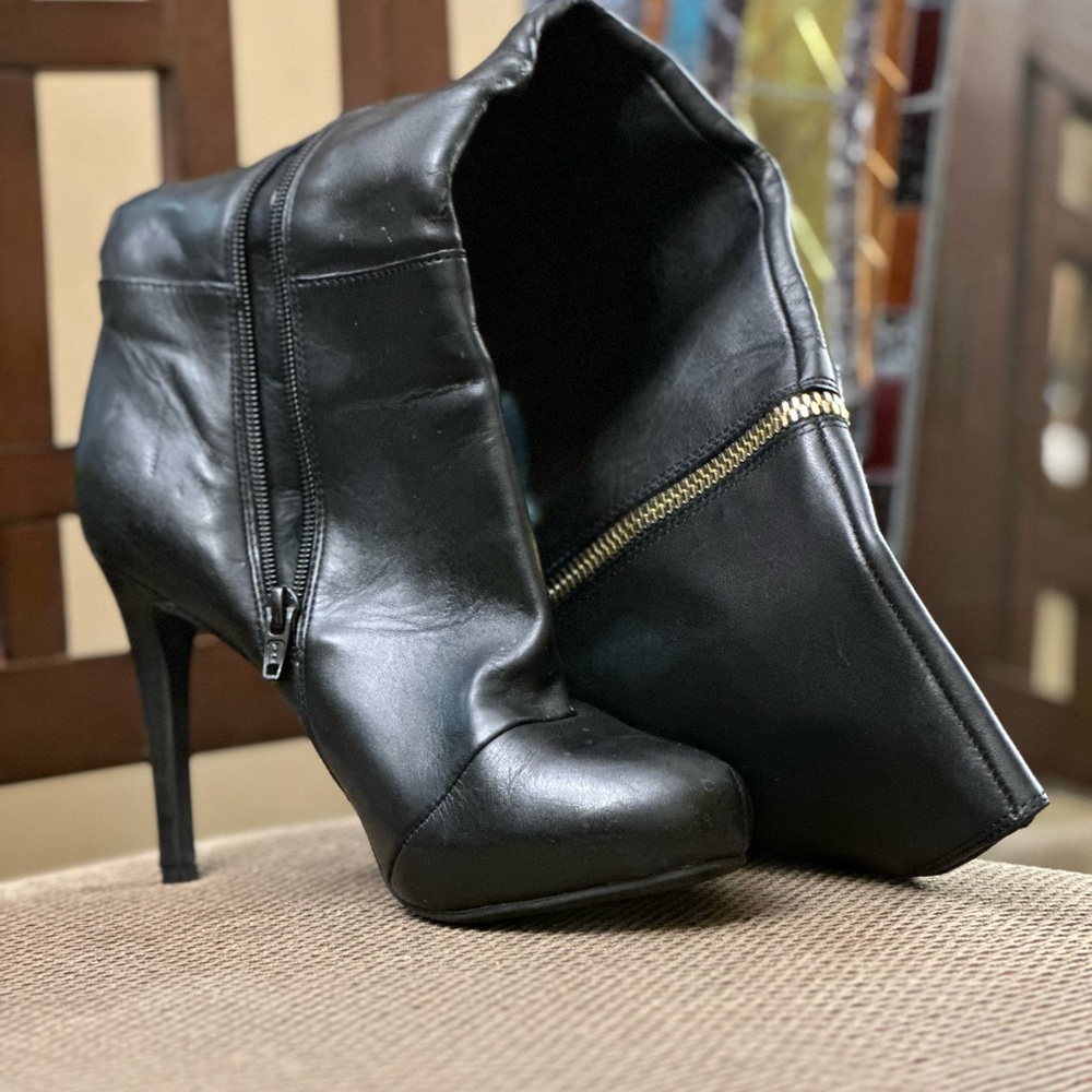 Sexy black knee/high boots with gold trim✨